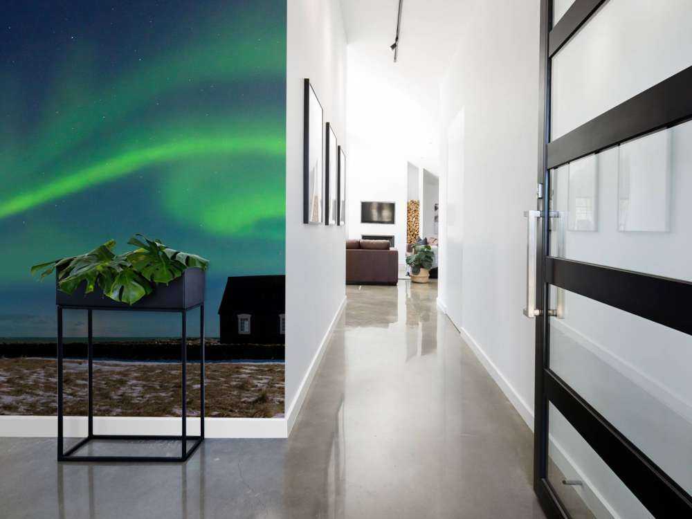 Zorze polarne nad kościołem