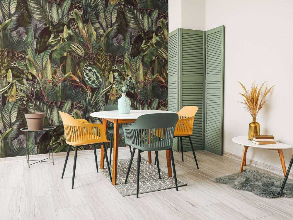 Lampart między liśćmi