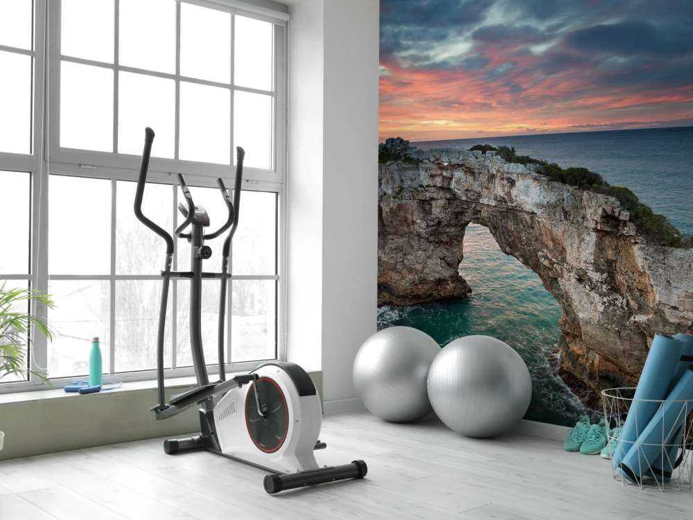 Zakrzywiona skała w morzu