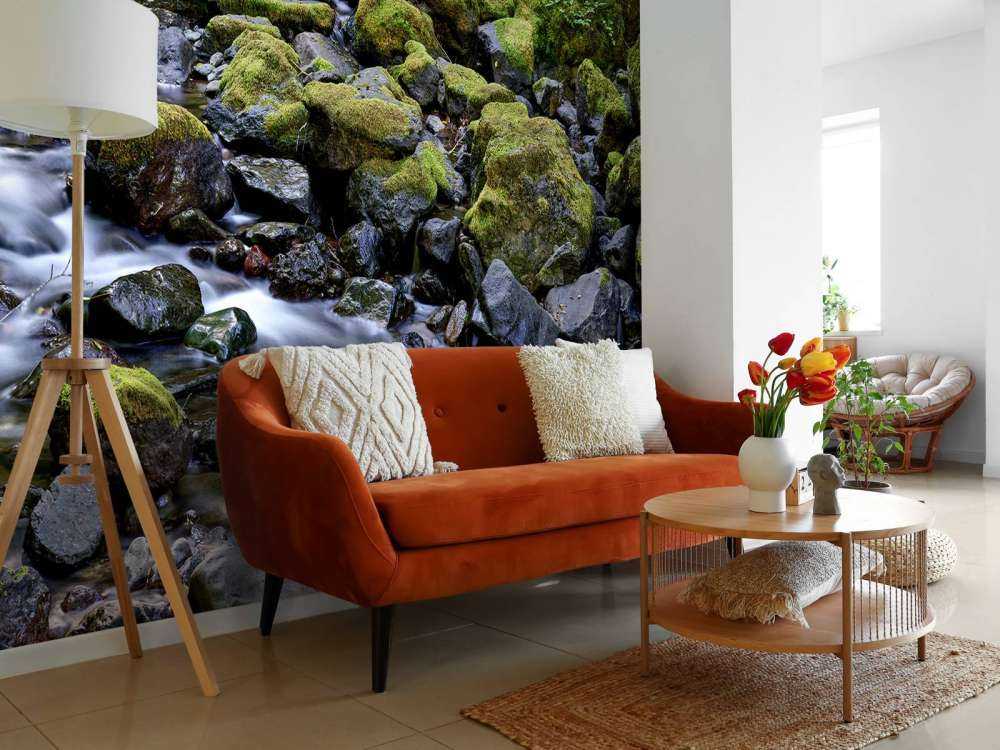 Bieżąca woda z głazami