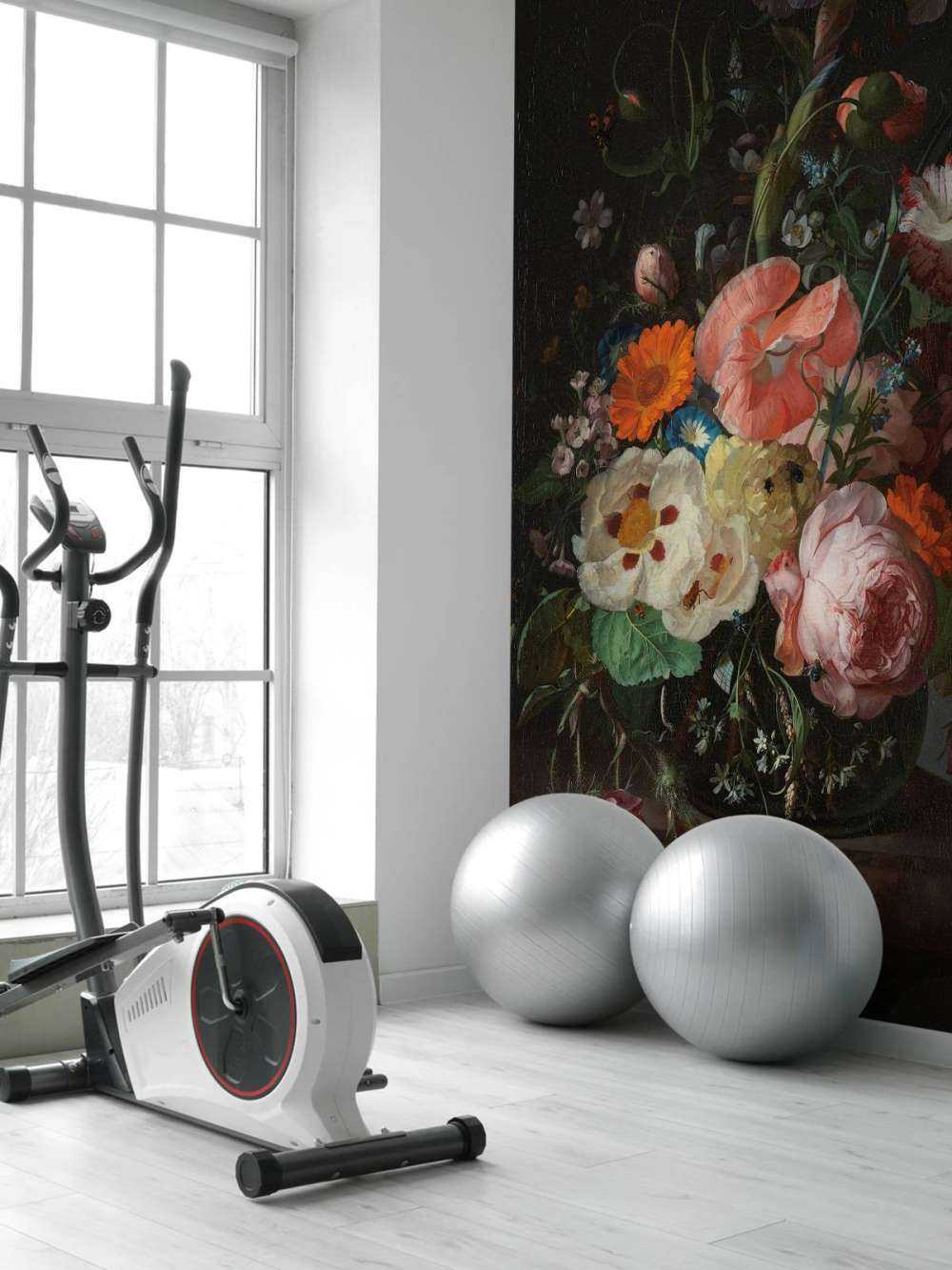 Martwa natura z kwiatami na marmurowym stole