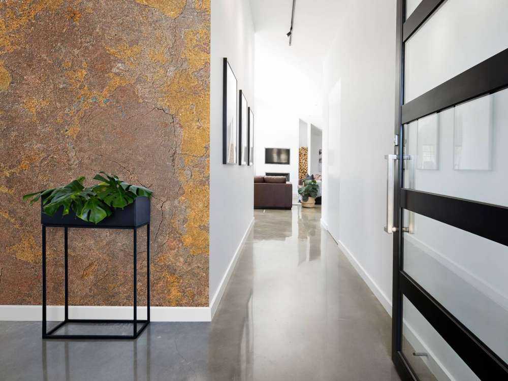 Stara ściana z żółtym stiukiem