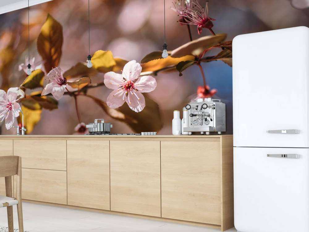 Różowe kwiaty i brązowe liście