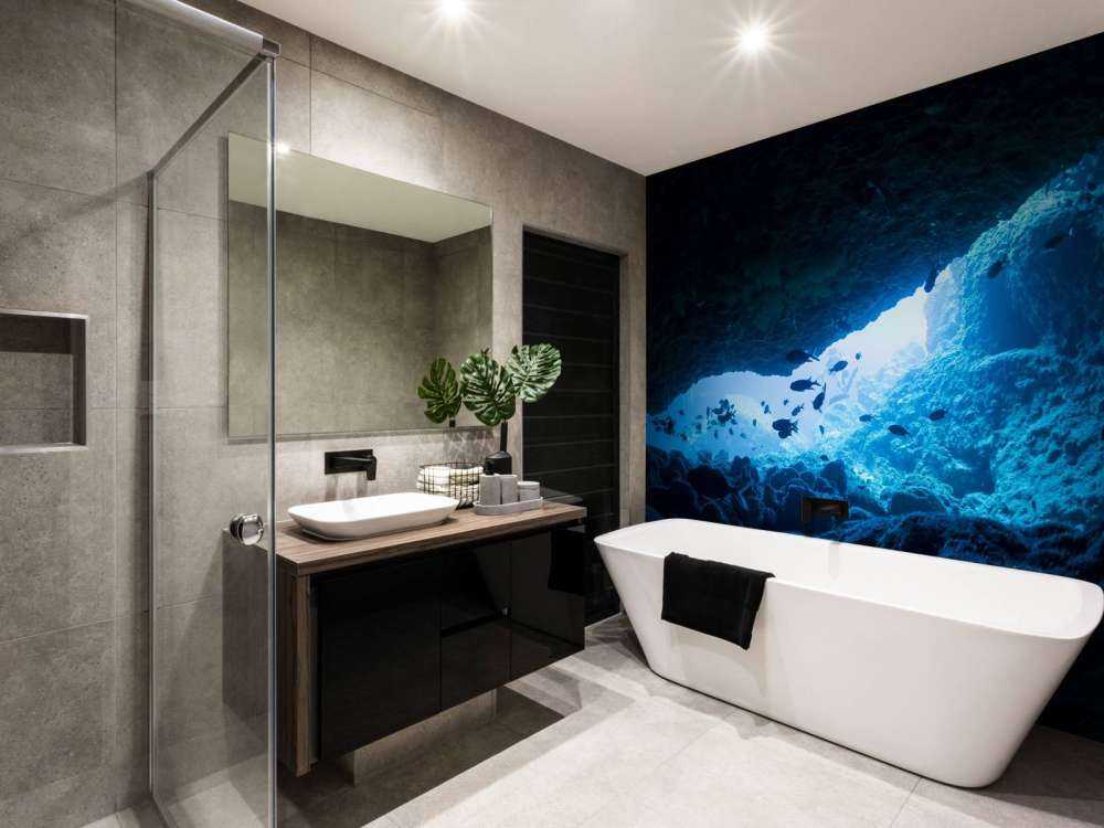 Wąska jaskinia z rybami