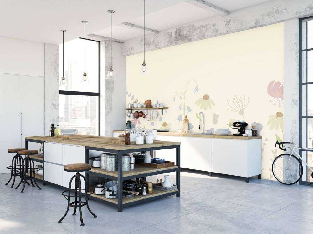 Wysokie pole kwiatowe z piaskiem, starym różem, zielenią i bzem