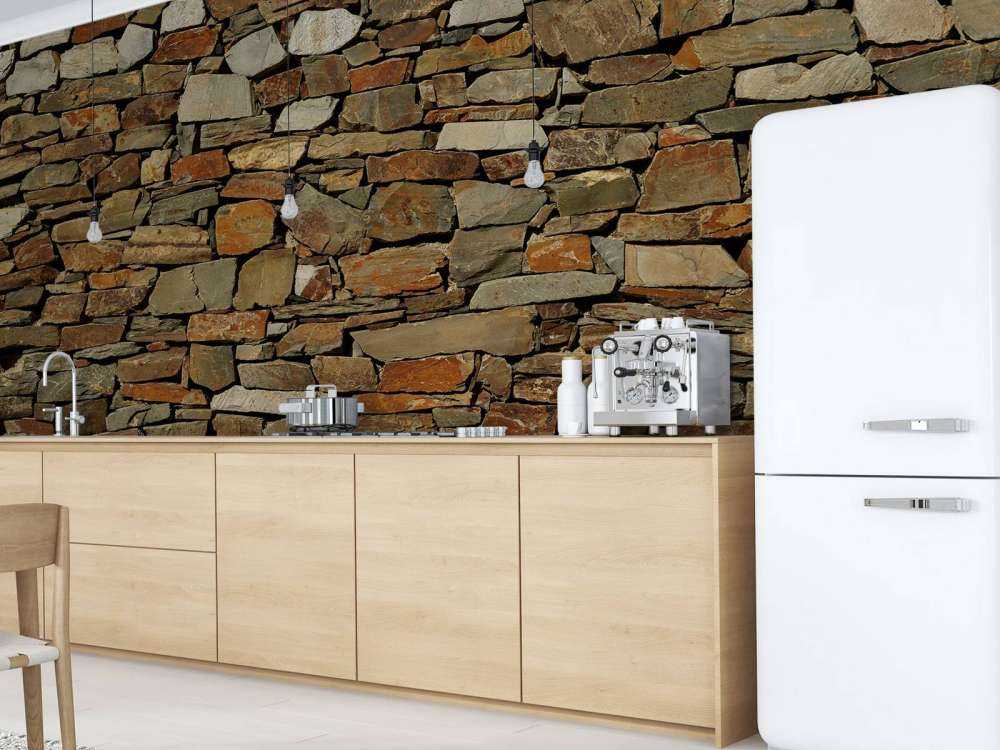 Ściana z nierównymi cegłami