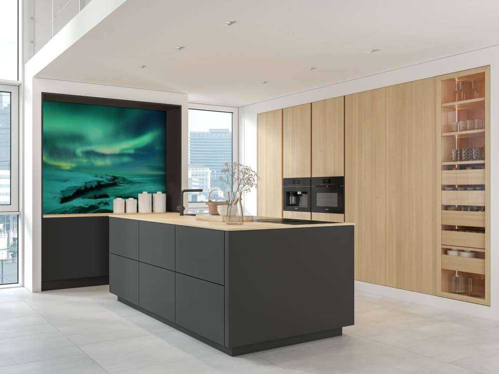 Zielone światła północne nad zaśnieżonymi skałami