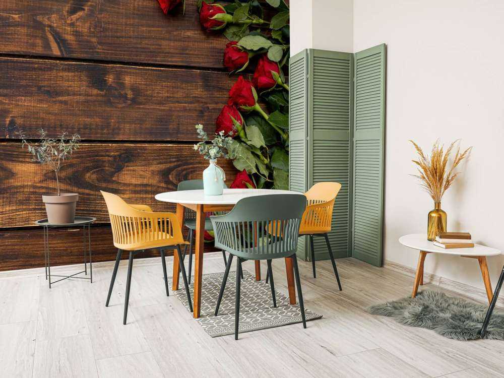 Czerwone róże na drewnie