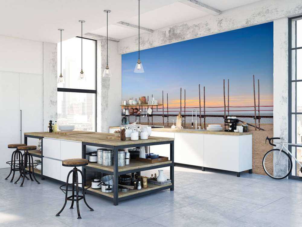 Długie molo z drewnianymi słupkami