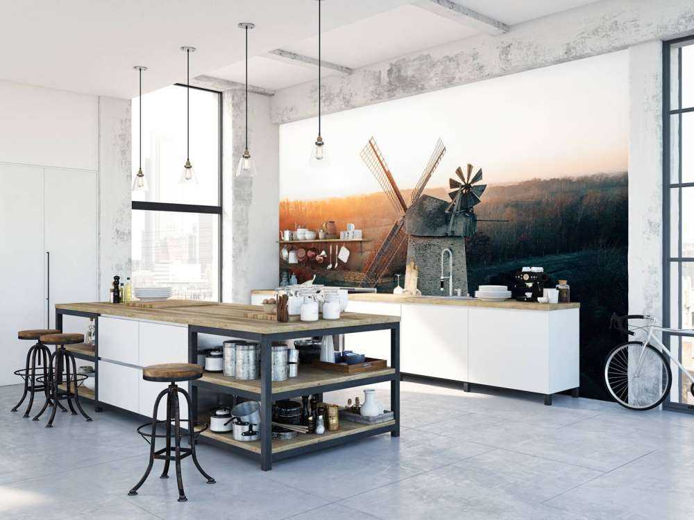 Wiatrak w pięknym świetle o zachodzie słońca