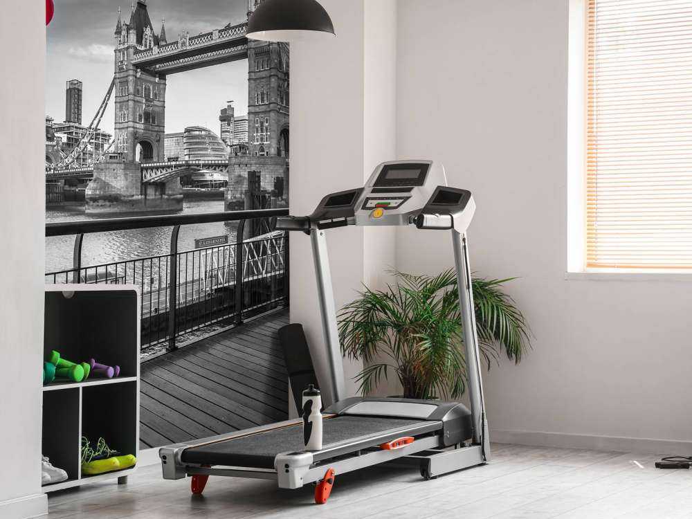 Kobieta na moście wieżowym