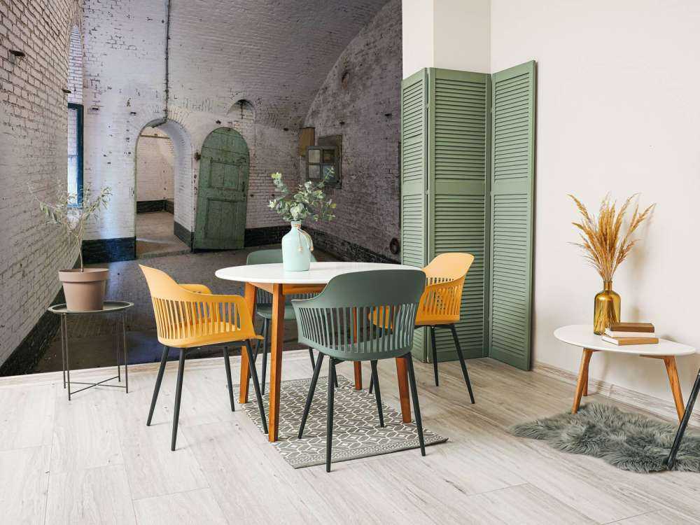 Zielone drzwi w starym budynku