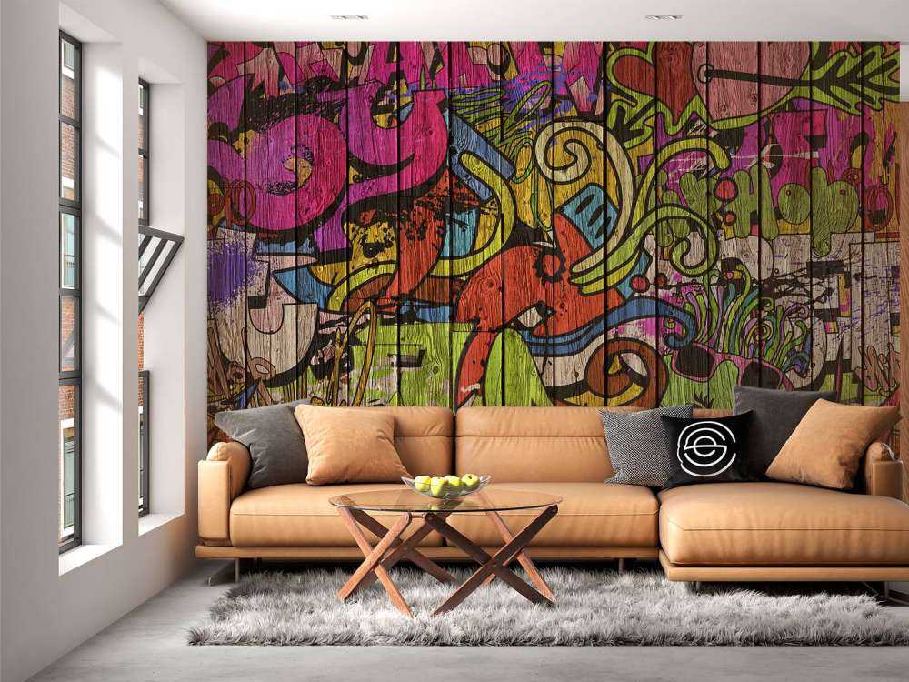 Uliczne graffiti na starym drewnie