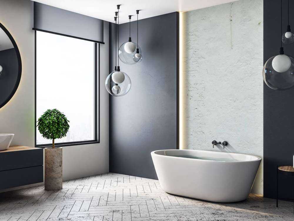 Ściana z białym stiukiem i belką