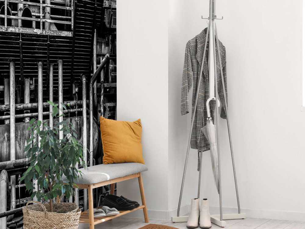 Stara fabryka przemysłowa w czerni i bieli