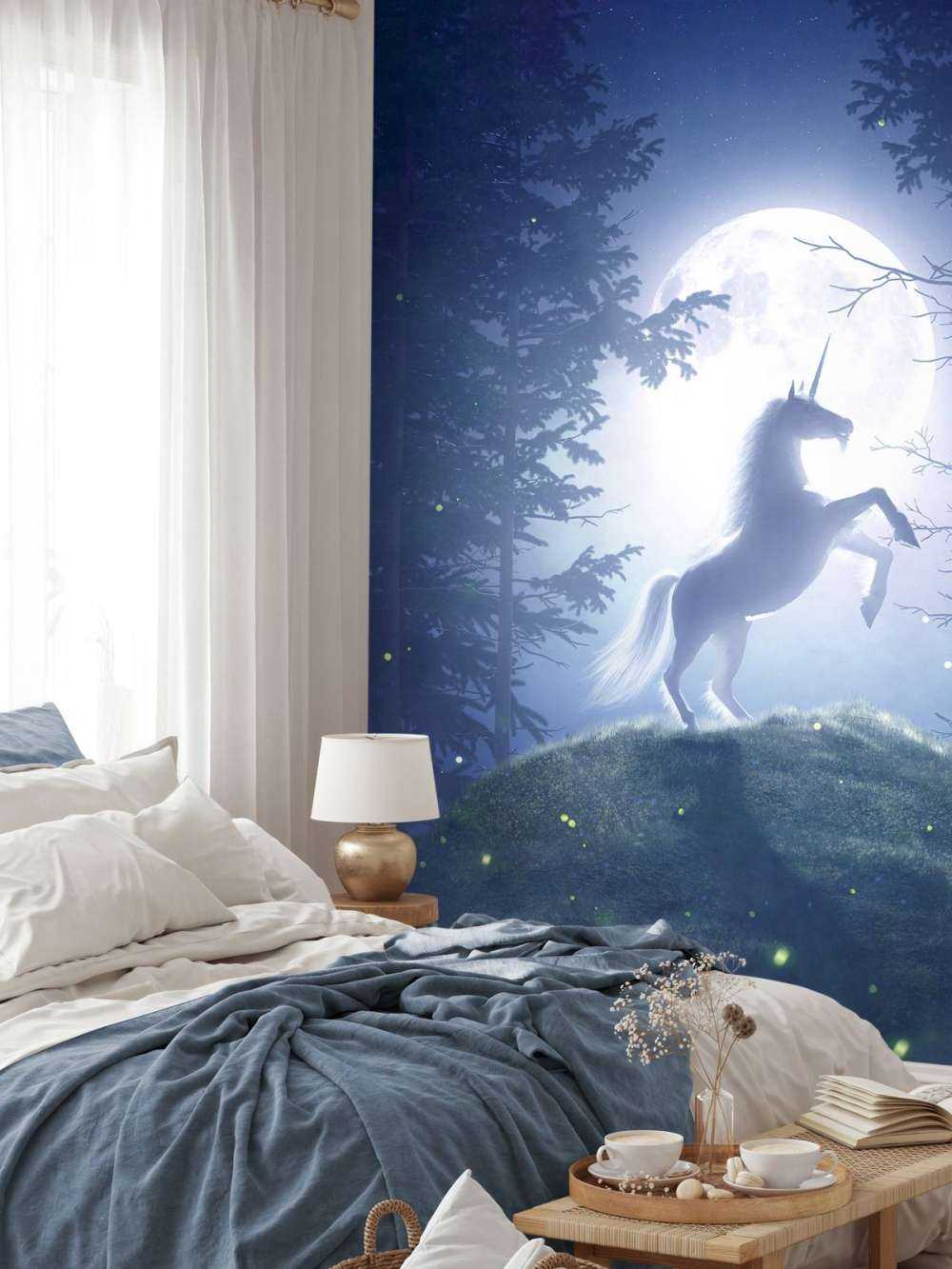 Jednorożec przy pełni księżyca