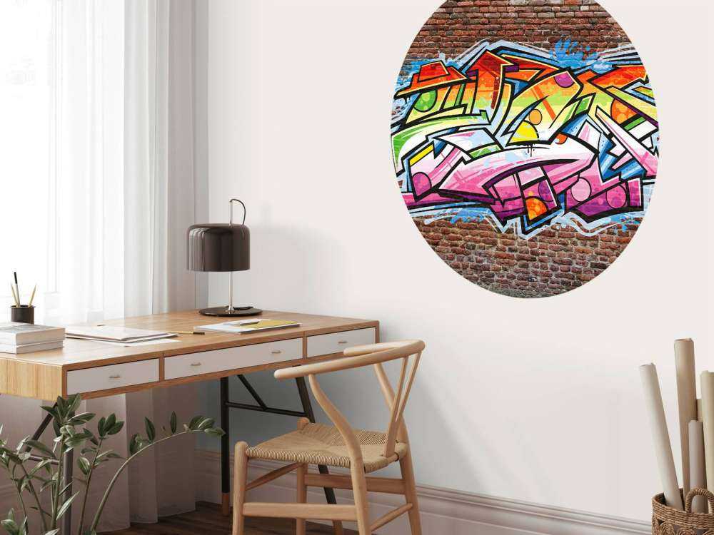 Graffiti na czerwonej cegle