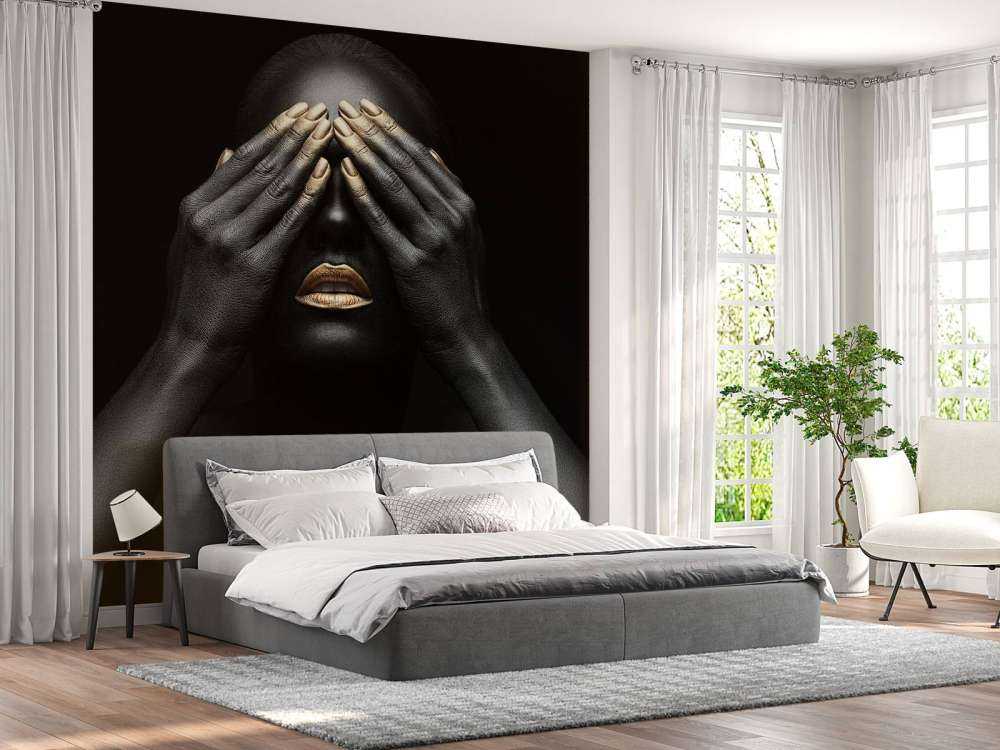 Kobieta z rękami na oczach