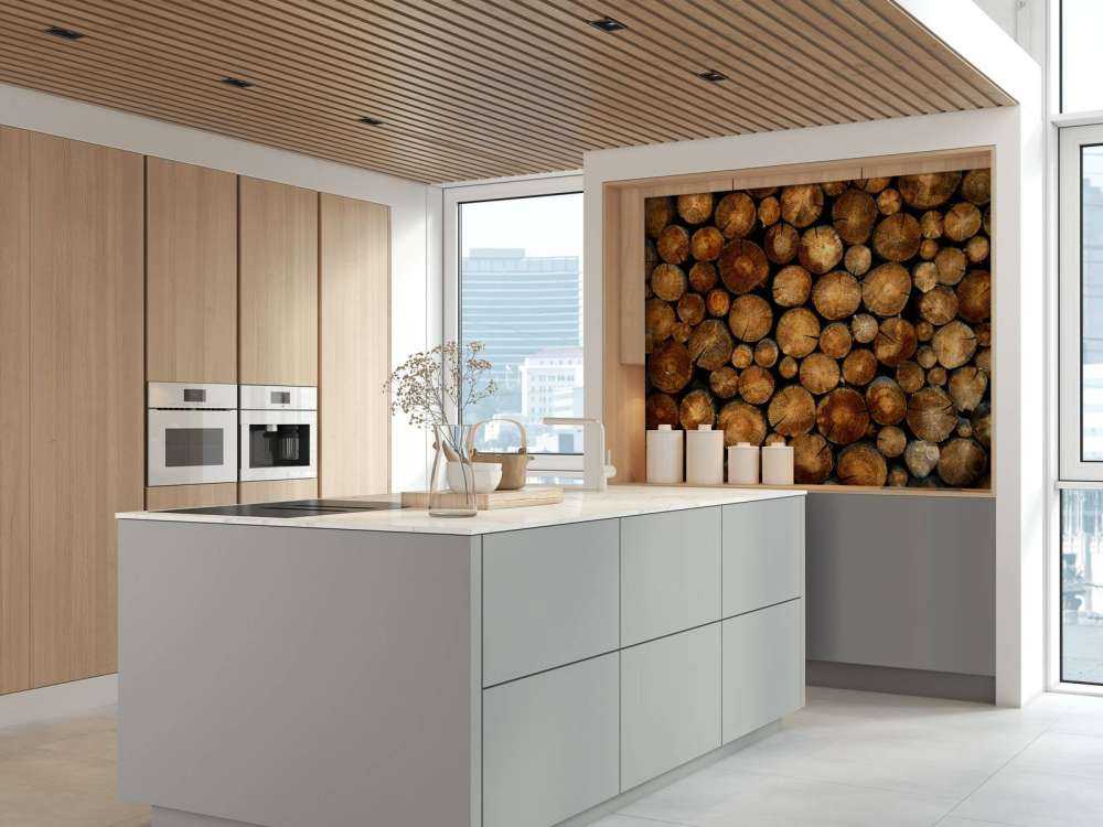 Ułożone w stosy ścięte drzewa