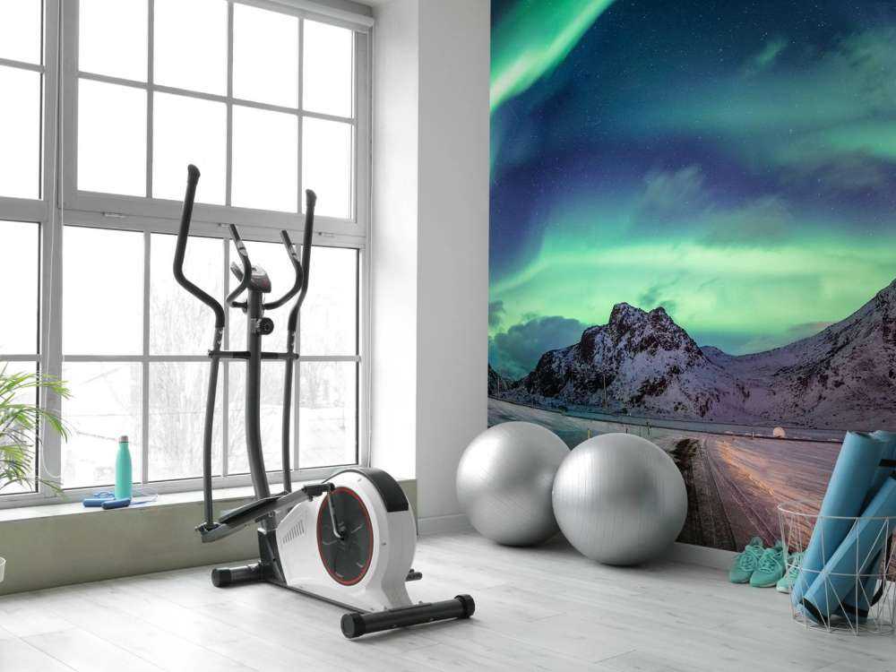 Zorze polarne nad ośnieżonymi górami