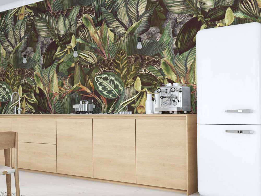 Lampart między liśćmi