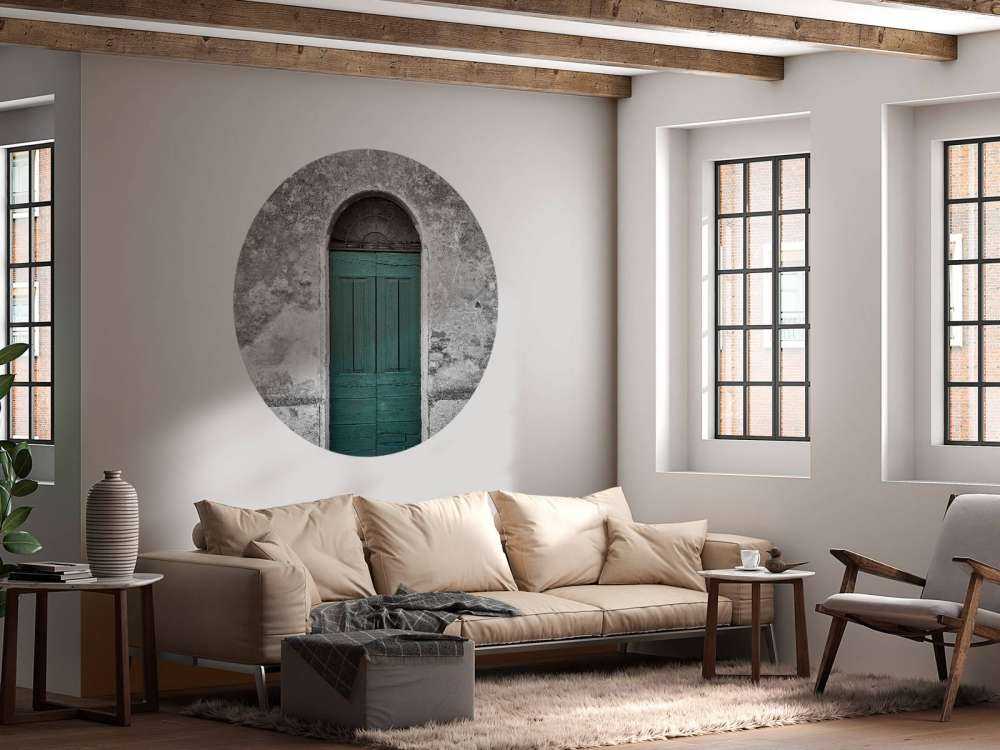 Zielone drzwi w starym murze