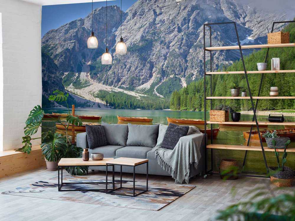 Drewniane łodzie na górskim jeziorze