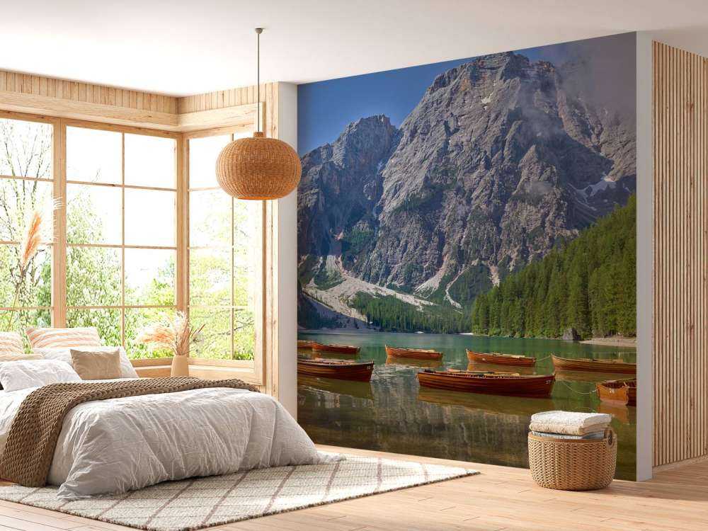 Drewniane łodzie na górskim jeziorze