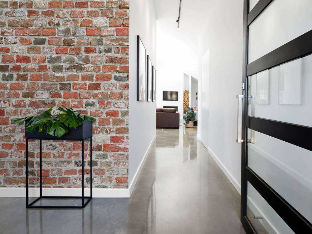 Odrestaurowana ściana z cegły