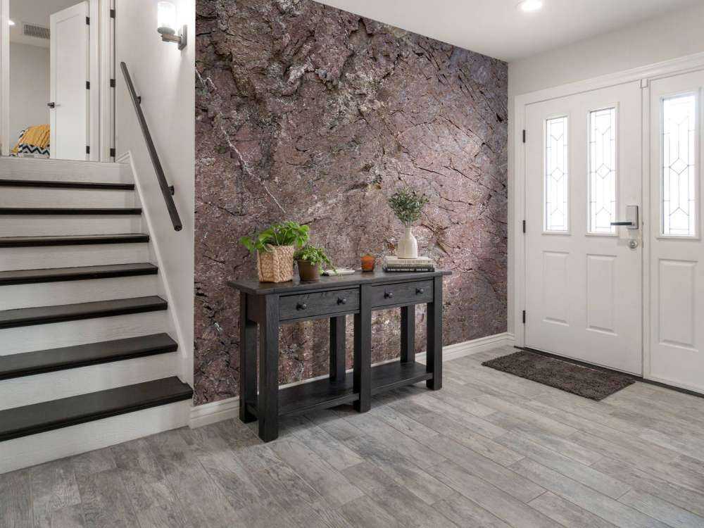 Szczegółowa skała z drzewami