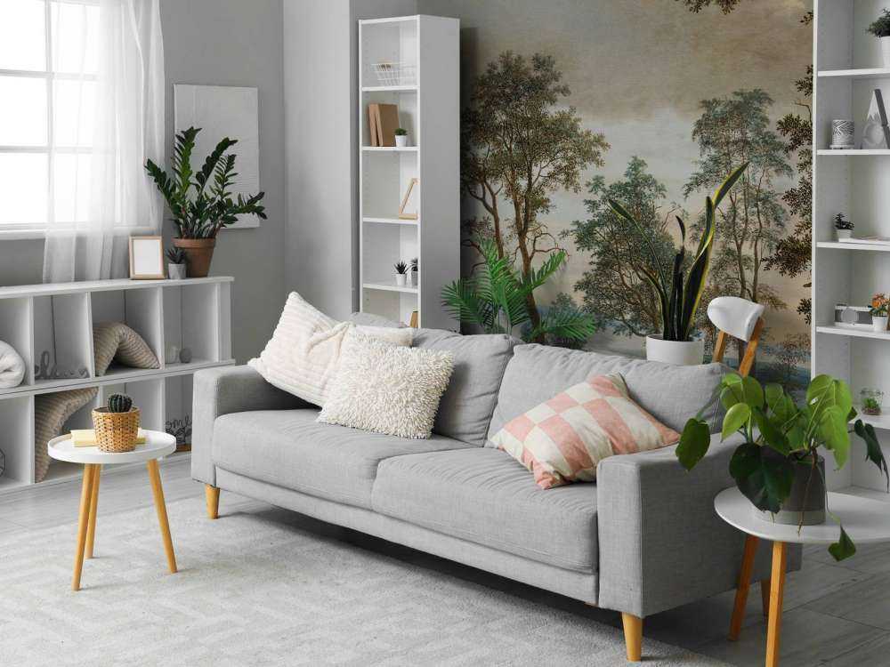 Krajobraz rzeczny widziany przez drzewa