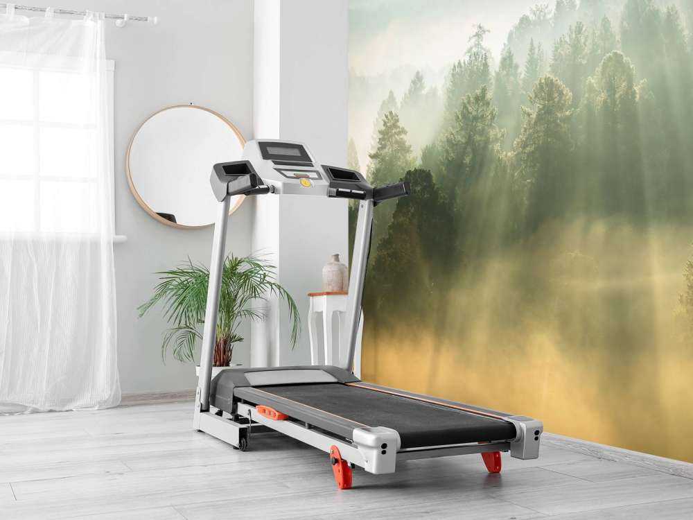 Wschód słońca między wzgórzami