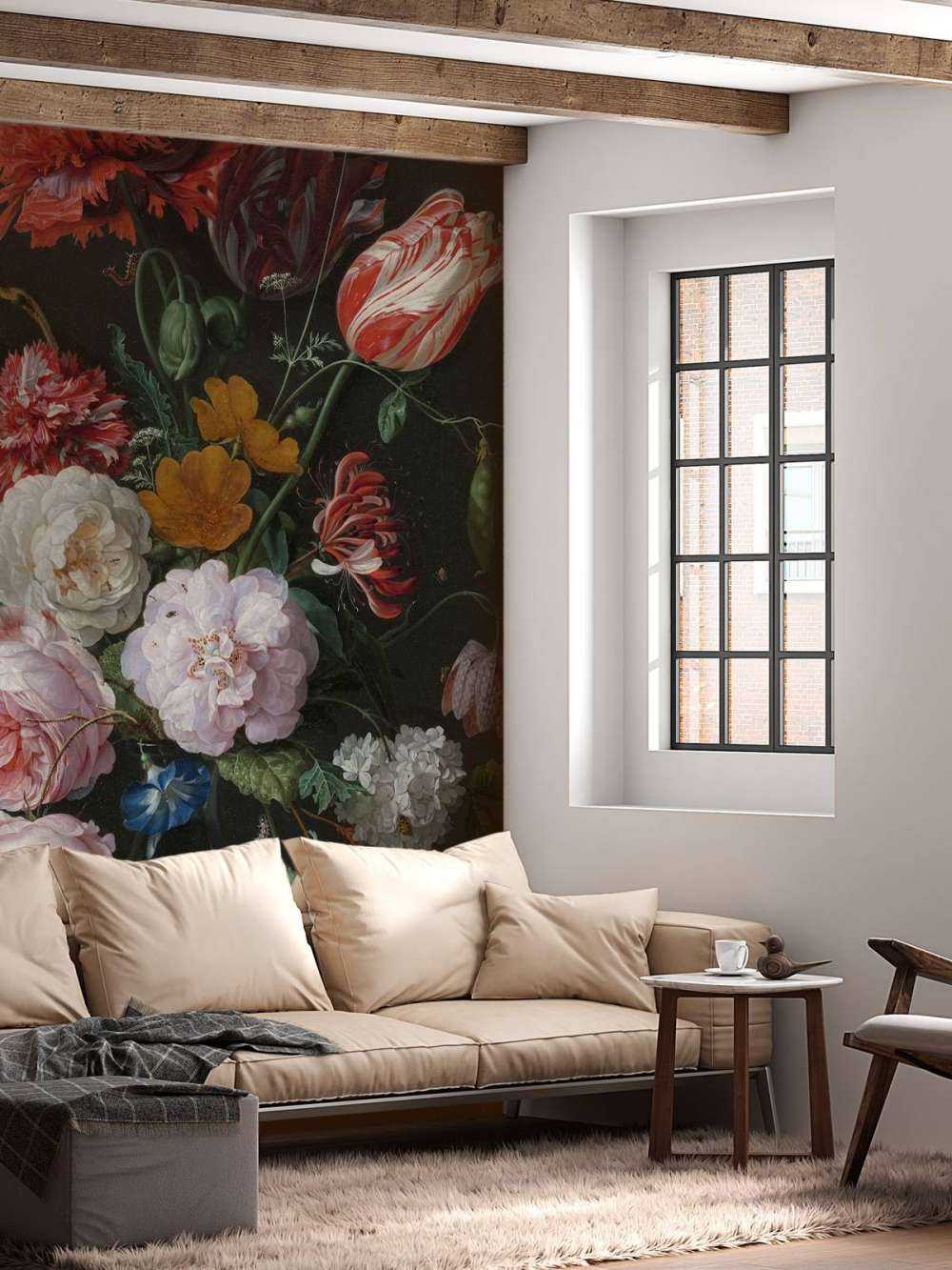 Martwa natura z kwiatami w szklanym wazonie.