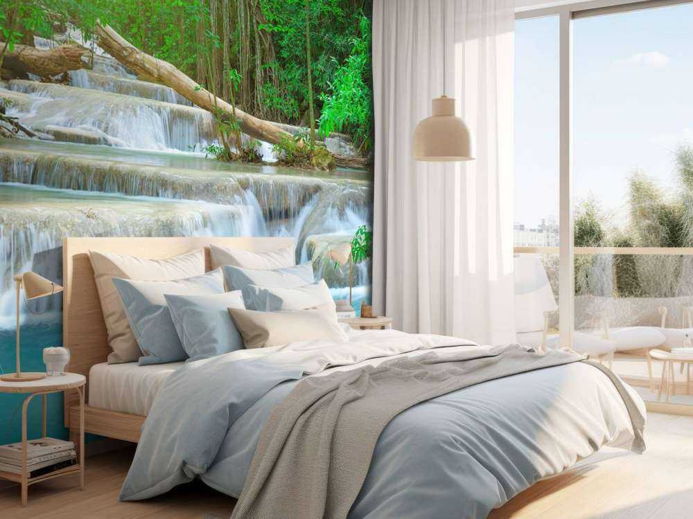 Szeroki wodospad w lesie