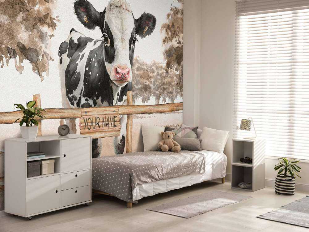 Młoda krowa na łące taupe