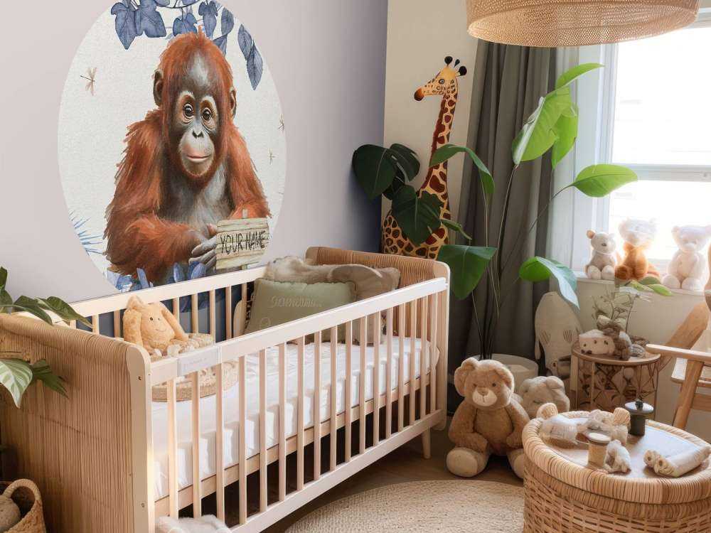 Młody orangutan w dżungli niebieski