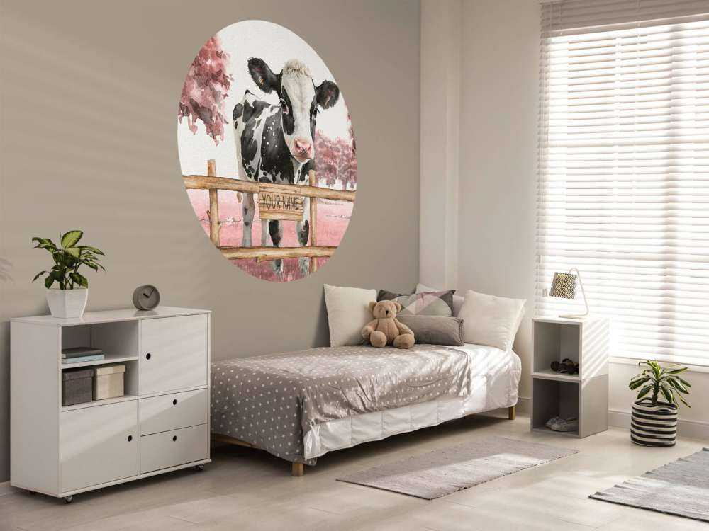 Młoda krowa na łące różowa