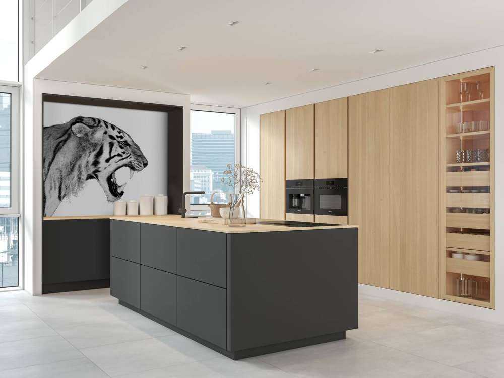 Ryczący tygrys biały