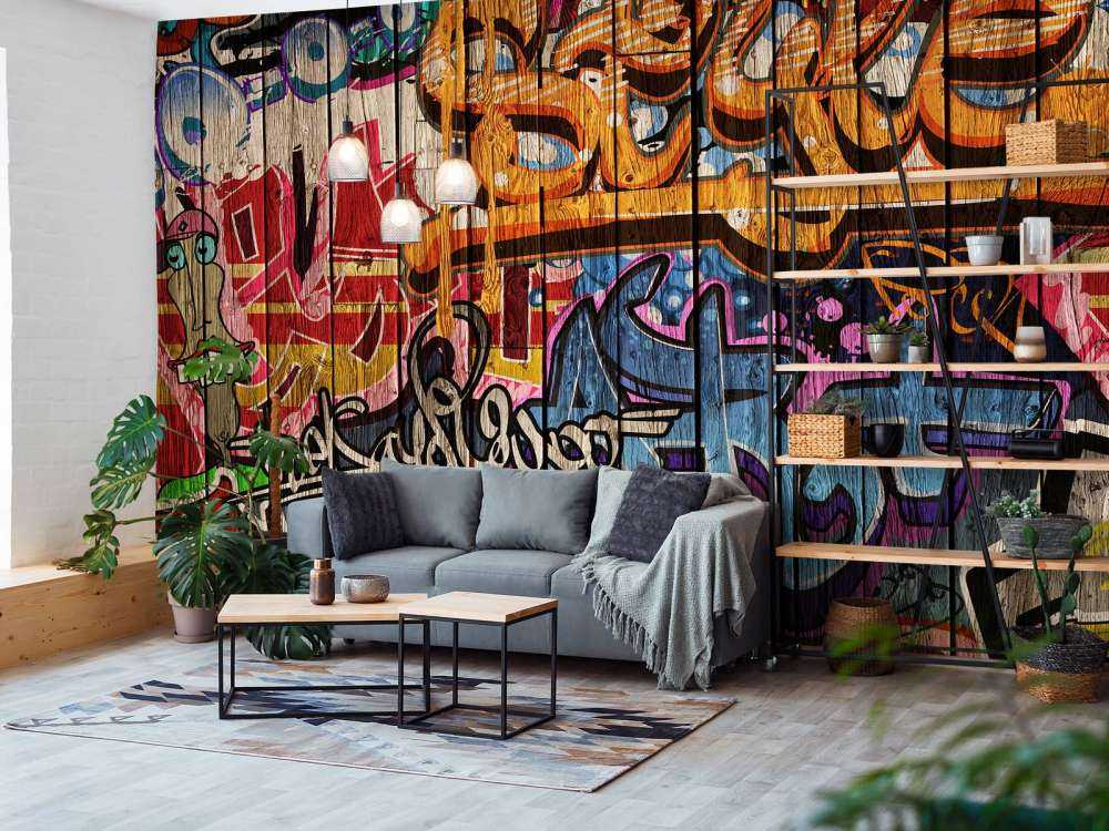 Graffiti z literami na drewnie