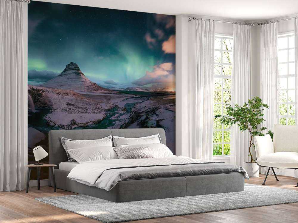 Kirkjufell z północnymi światłami