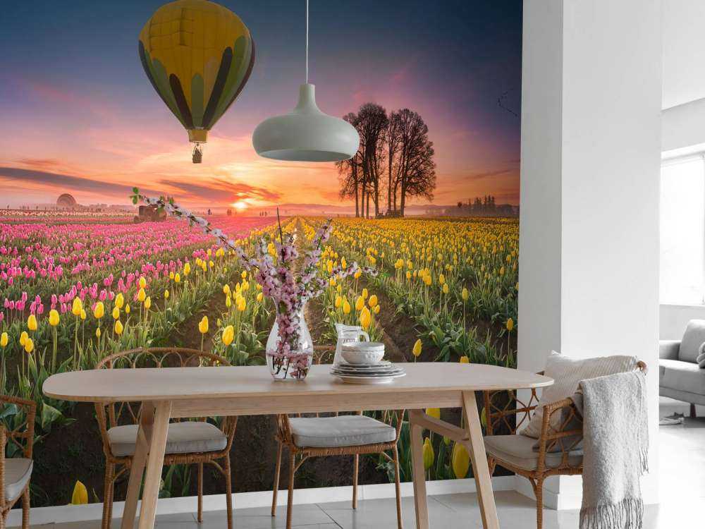 Różowo-żółte pole tulipanów