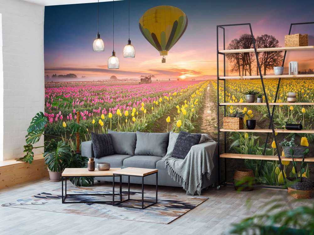 Różowo-żółte pole tulipanów