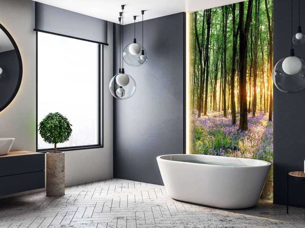 Leśna ścieżka o wschodzie słońca