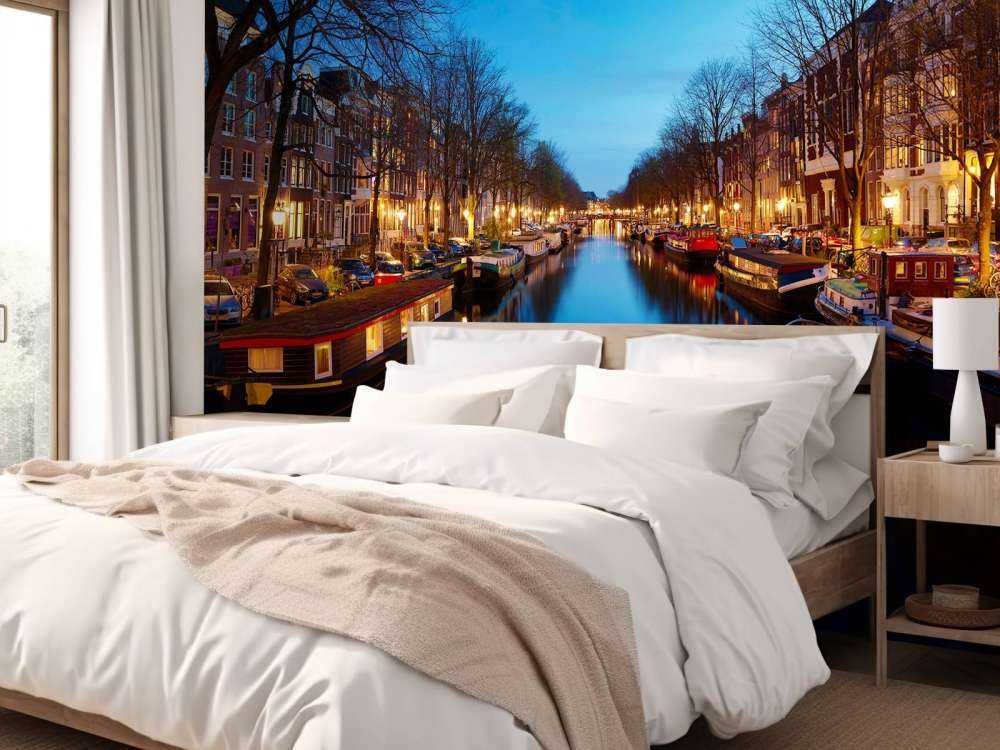 Barki wzdłuż podświetlonego kanału