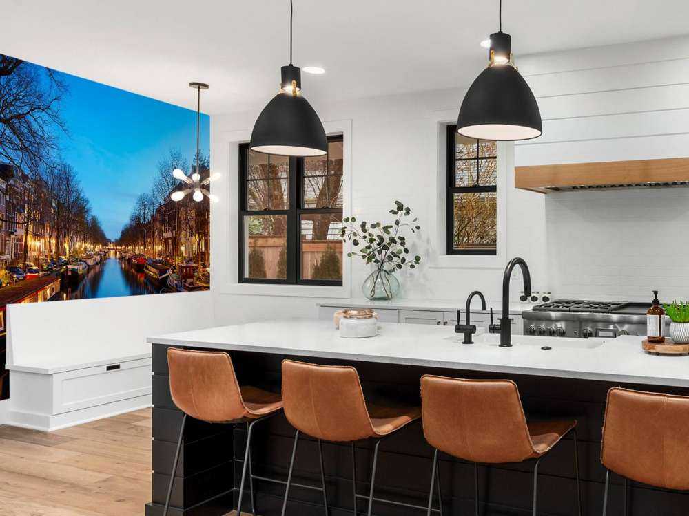 Barki wzdłuż podświetlonego kanału