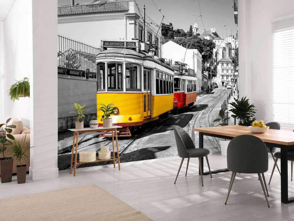 Żółty i czerwony tramwaj