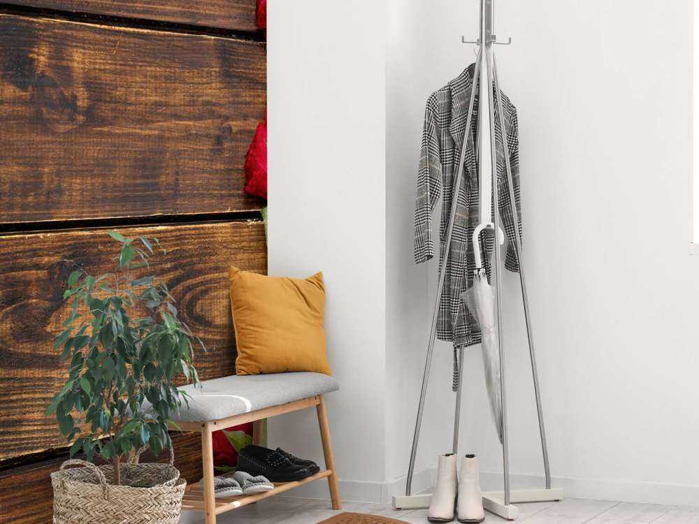 Czerwone róże na drewnie