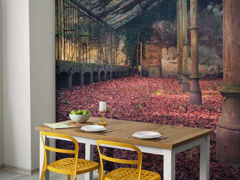 Opuszczony dom z liśćmi