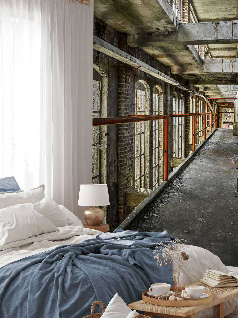 Kładka dla pieszych w opuszczonym budynku