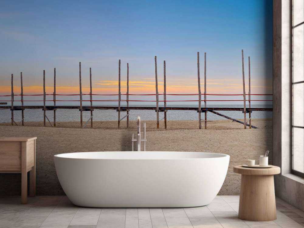 Długie molo z drewnianymi słupkami